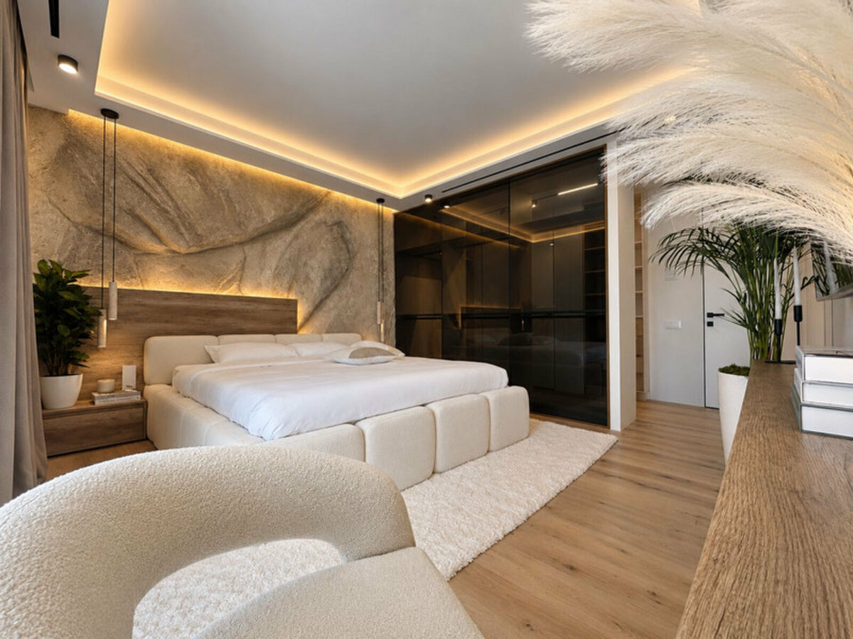 FOR SALE 🏡 Renovated Three-Bedroom Apartment with Terrace in a Gated Community – Nagüeles, Golden Mile, Marbella 🇪🇸