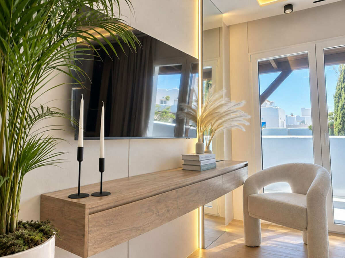 FOR SALE 🏡 Renovated Three-Bedroom Apartment with Terrace in a Gated Community – Nagüeles, Golden Mile, Marbella 🇪🇸