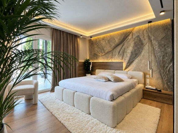 FOR SALE 🏡 Renovated Three-Bedroom Apartment with Terrace in a Gated Community – Nagüeles, Golden Mile, Marbella 🇪🇸
