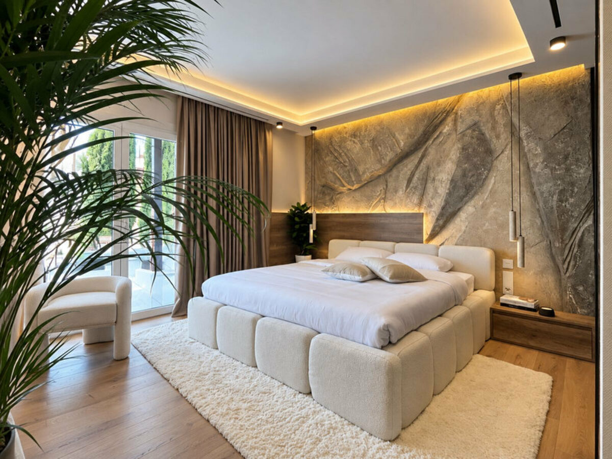 FOR SALE 🏡 Renovated Three-Bedroom Apartment with Terrace in a Gated Community – Nagüeles, Golden Mile, Marbella 🇪🇸