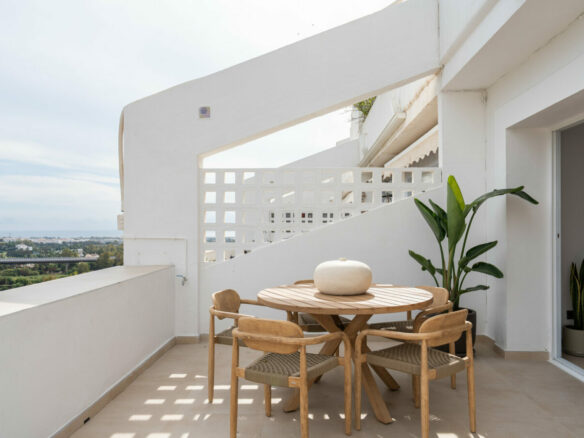 FOR SALE 🏡 Renovated Two-Bedroom Apartment with Sea, Golf and Mountain Views – La Quinta, Benahavís 🇪🇸