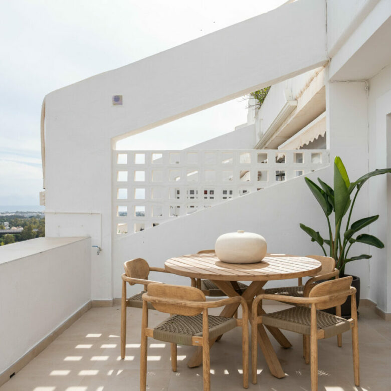FOR SALE 🏡 Renovated Two-Bedroom Apartment with Sea, Golf and Mountain Views – La Quinta, Benahavís 🇪🇸