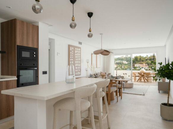FOR SALE 🏡 Renovated Two-Bedroom Apartment with Sea, Golf and Mountain Views – La Quinta, Benahavís 🇪🇸