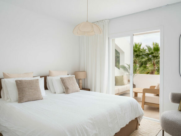 FOR SALE 🏡 Renovated Two-Bedroom Apartment with Sea, Golf and Mountain Views – La Quinta, Benahavís 🇪🇸