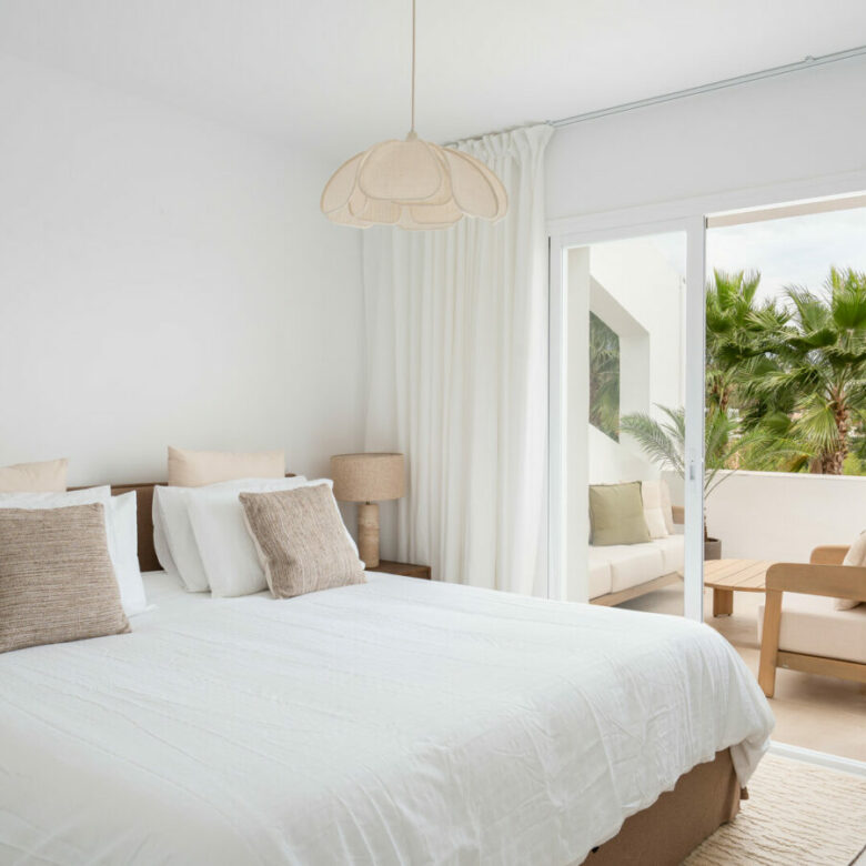FOR SALE 🏡 Renovated Two-Bedroom Apartment with Sea, Golf and Mountain Views – La Quinta, Benahavís 🇪🇸