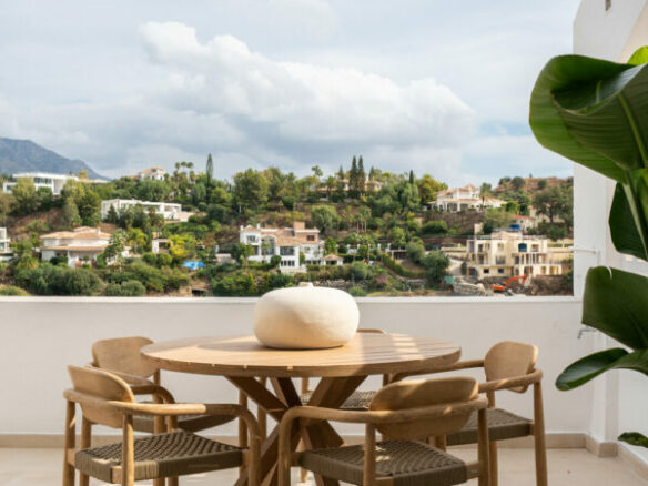 FOR SALE 🏡 Renovated Two-Bedroom Apartment with Sea, Golf and Mountain Views – La Quinta, Benahavís 🇪🇸