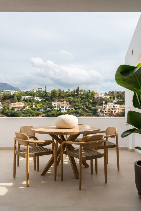 FOR SALE 🏡 Renovated Two-Bedroom Apartment with Sea, Golf and Mountain Views – La Quinta, Benahavís 🇪🇸