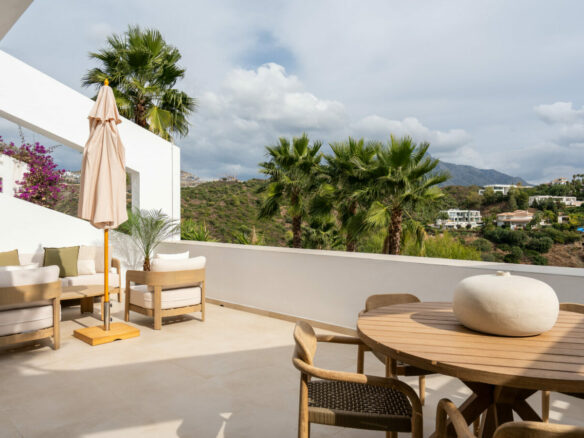 FOR SALE 🏡 Renovated Two-Bedroom Apartment with Sea, Golf and Mountain Views – La Quinta, Benahavís 🇪🇸