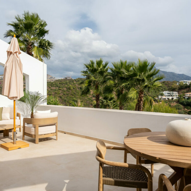 FOR SALE 🏡 Renovated Two-Bedroom Apartment with Sea, Golf and Mountain Views – La Quinta, Benahavís 🇪🇸