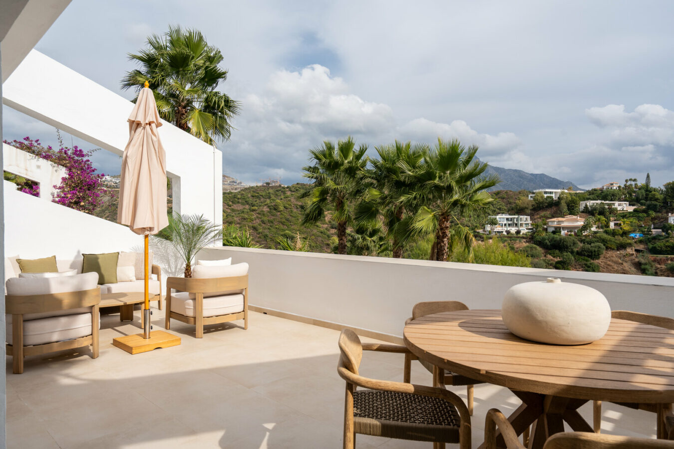 FOR SALE 🏡 Renovated Two-Bedroom Apartment with Sea, Golf and Mountain Views – La Quinta, Benahavís 🇪🇸