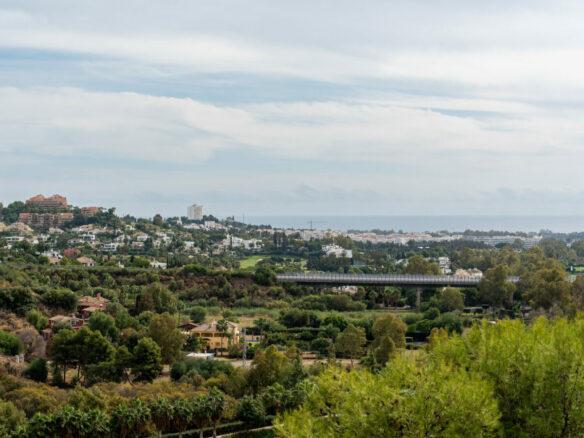 FOR SALE 🏡 Renovated Two-Bedroom Apartment with Sea, Golf and Mountain Views – La Quinta, Benahavís 🇪🇸