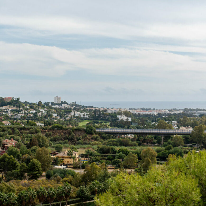 FOR SALE 🏡 Renovated Two-Bedroom Apartment with Sea, Golf and Mountain Views – La Quinta, Benahavís 🇪🇸