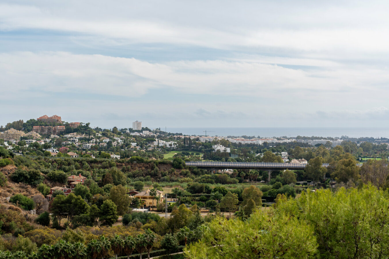 FOR SALE 🏡 Renovated Two-Bedroom Apartment with Sea, Golf and Mountain Views – La Quinta, Benahavís 🇪🇸