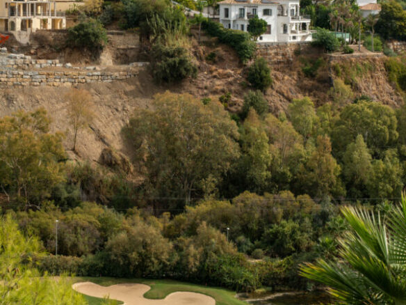 FOR SALE 🏡 Renovated Two-Bedroom Apartment with Sea, Golf and Mountain Views – La Quinta, Benahavís 🇪🇸