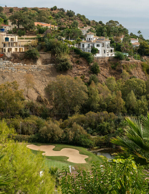 FOR SALE 🏡 Renovated Two-Bedroom Apartment with Sea, Golf and Mountain Views – La Quinta, Benahavís 🇪🇸