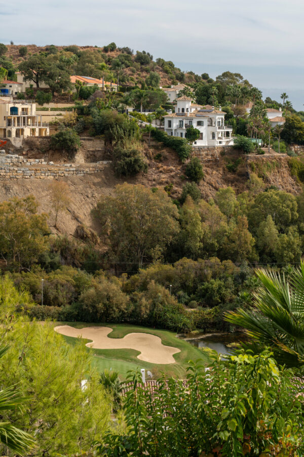 FOR SALE 🏡 Renovated Two-Bedroom Apartment with Sea, Golf and Mountain Views – La Quinta, Benahavís 🇪🇸