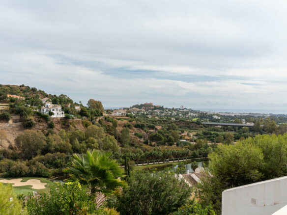 FOR SALE 🏡 Renovated Two-Bedroom Apartment with Sea, Golf and Mountain Views – La Quinta, Benahavís 🇪🇸