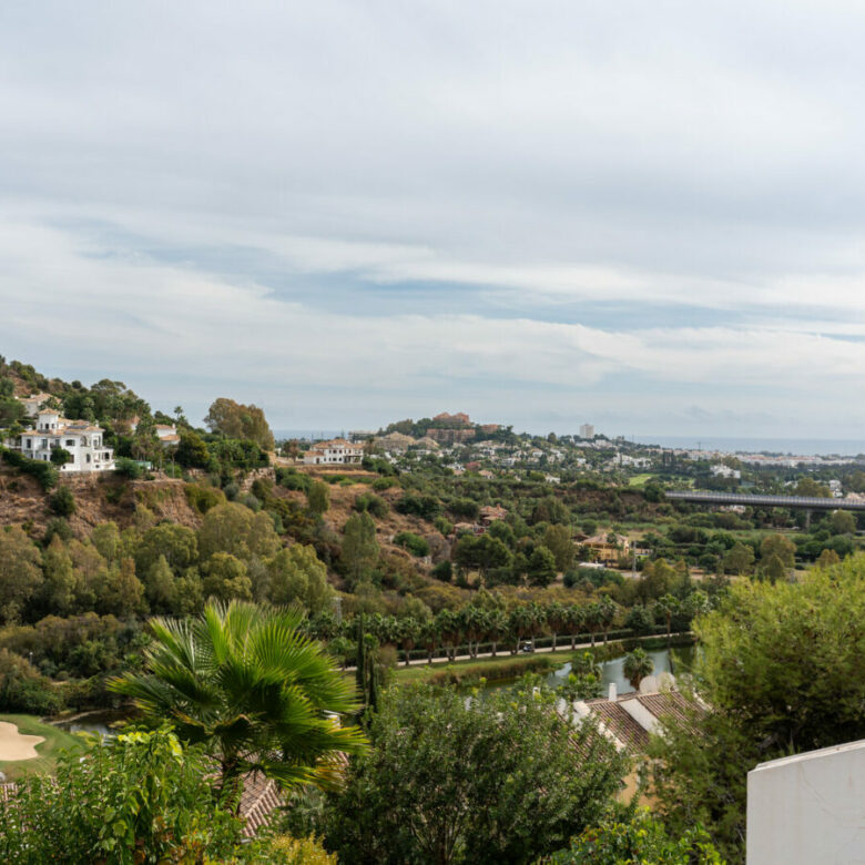 FOR SALE 🏡 Renovated Two-Bedroom Apartment with Sea, Golf and Mountain Views – La Quinta, Benahavís 🇪🇸