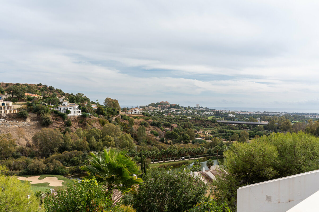 FOR SALE 🏡 Renovated Two-Bedroom Apartment with Sea, Golf and Mountain Views – La Quinta, Benahavís 🇪🇸