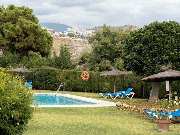 FOR SALE 🏡 Renovated Two-Bedroom Apartment with Sea, Golf and Mountain Views – La Quinta, Benahavís 🇪🇸
