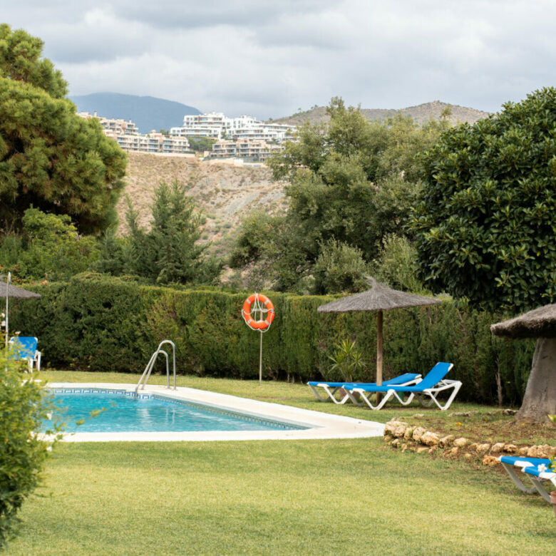 FOR SALE 🏡 Renovated Two-Bedroom Apartment with Sea, Golf and Mountain Views – La Quinta, Benahavís 🇪🇸