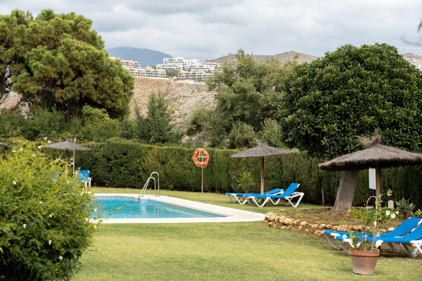 FOR SALE 🏡 Renovated Two-Bedroom Apartment with Sea, Golf and Mountain Views – La Quinta, Benahavís 🇪🇸