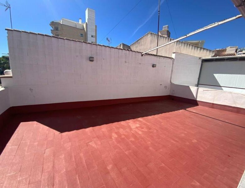 FOR SALE 🏡 Seven-Bedroom Townhouse with Two Entrances and Solarium near the Promenade – Old Town, Marbella 🇪🇸
