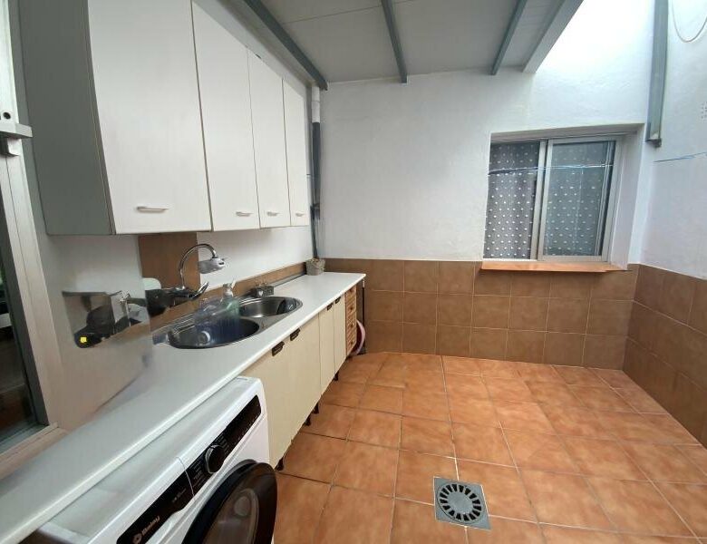 FOR SALE 🏡 Seven-Bedroom Townhouse with Two Entrances and Solarium near the Promenade – Old Town, Marbella 🇪🇸