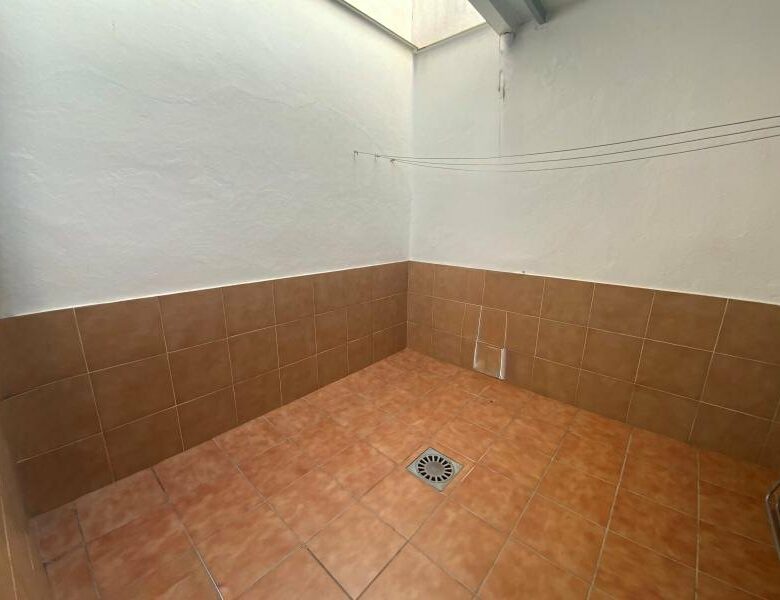 FOR SALE 🏡 Seven-Bedroom Townhouse with Two Entrances and Solarium near the Promenade – Old Town, Marbella 🇪🇸