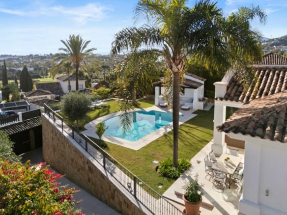 FOR SALE 🏡 Elevated Single-Level Villa with Sea Views, Mature Garden and Pool Pavilion – Haza del Conde, Nueva Andalucía 🇪🇸