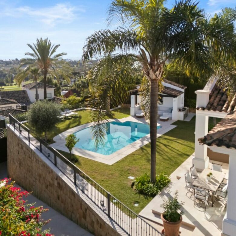FOR SALE 🏡 Elevated Single-Level Villa with Sea Views, Mature Garden and Pool Pavilion – Haza del Conde, Nueva Andalucía 🇪🇸