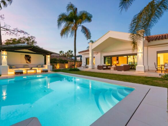 FOR SALE 🏡 Elevated Single-Level Villa with Sea Views, Mature Garden and Pool Pavilion – Haza del Conde, Nueva Andalucía 🇪🇸
