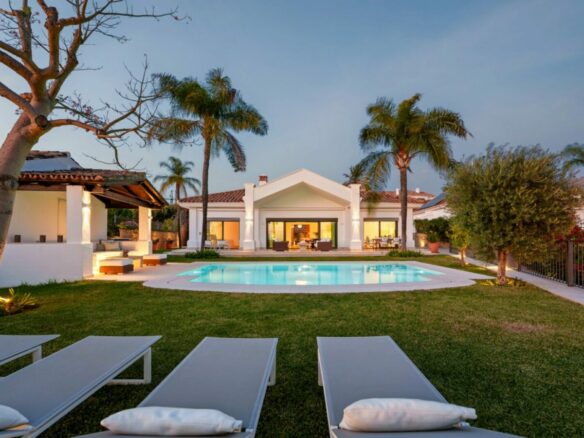 FOR SALE 🏡 Elevated Single-Level Villa with Sea Views, Mature Garden and Pool Pavilion – Haza del Conde, Nueva Andalucía 🇪🇸
