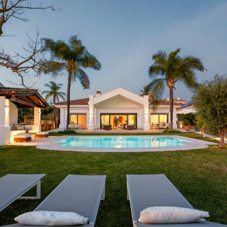 FOR SALE 🏡 Elevated Single-Level Villa with Sea Views, Mature Garden and Pool Pavilion – Haza del Conde, Nueva Andalucía 🇪🇸