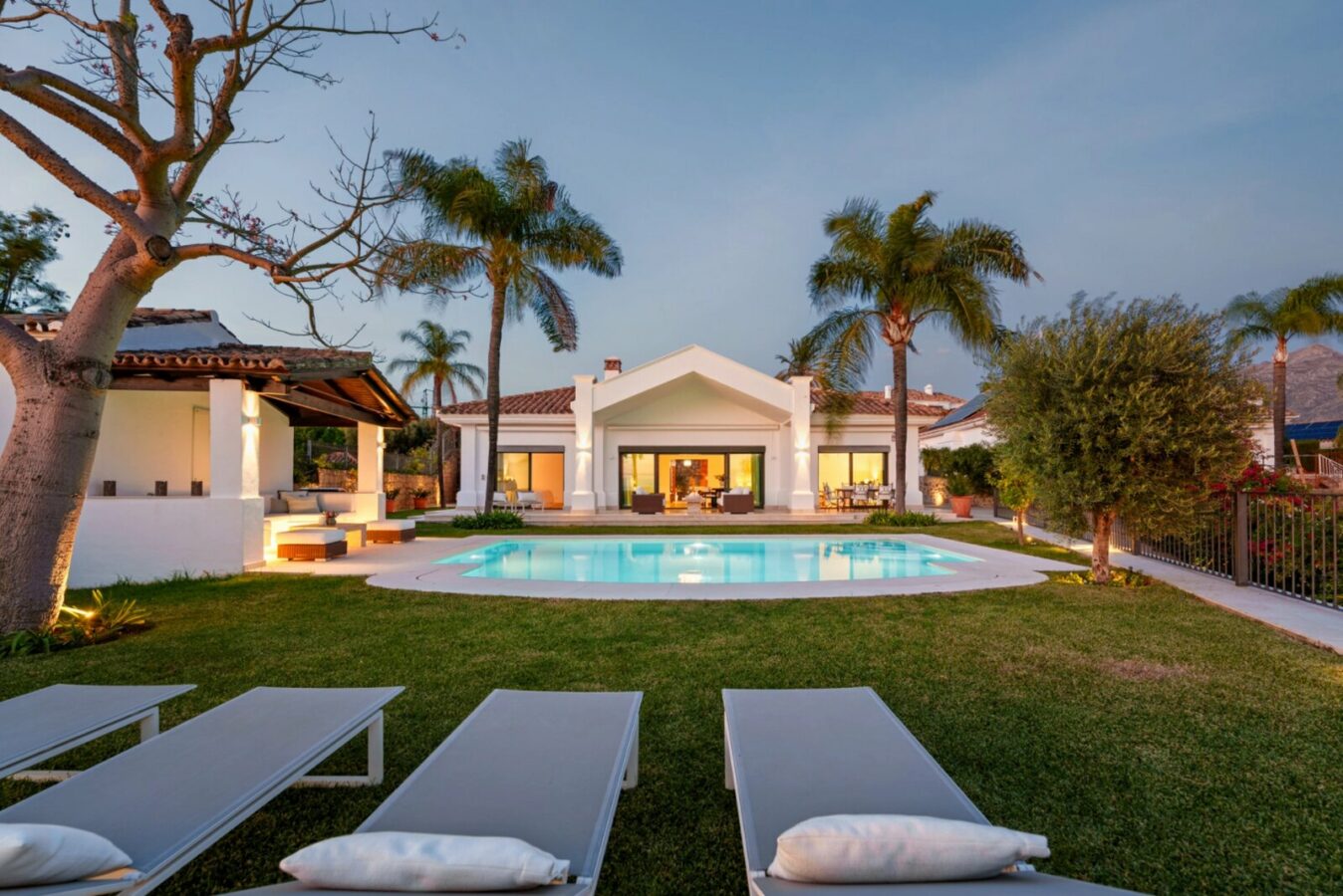 FOR SALE 🏡 Elevated Single-Level Villa with Sea Views, Mature Garden and Pool Pavilion – Haza del Conde, Nueva Andalucía 🇪🇸