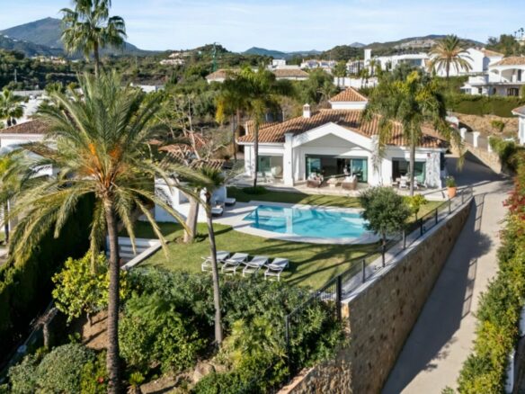 FOR SALE 🏡 Elevated Single-Level Villa with Sea Views, Mature Garden and Pool Pavilion – Haza del Conde, Nueva Andalucía 🇪🇸