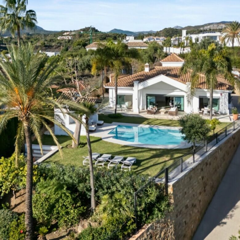 FOR SALE 🏡 Elevated Single-Level Villa with Sea Views, Mature Garden and Pool Pavilion – Haza del Conde, Nueva Andalucía 🇪🇸