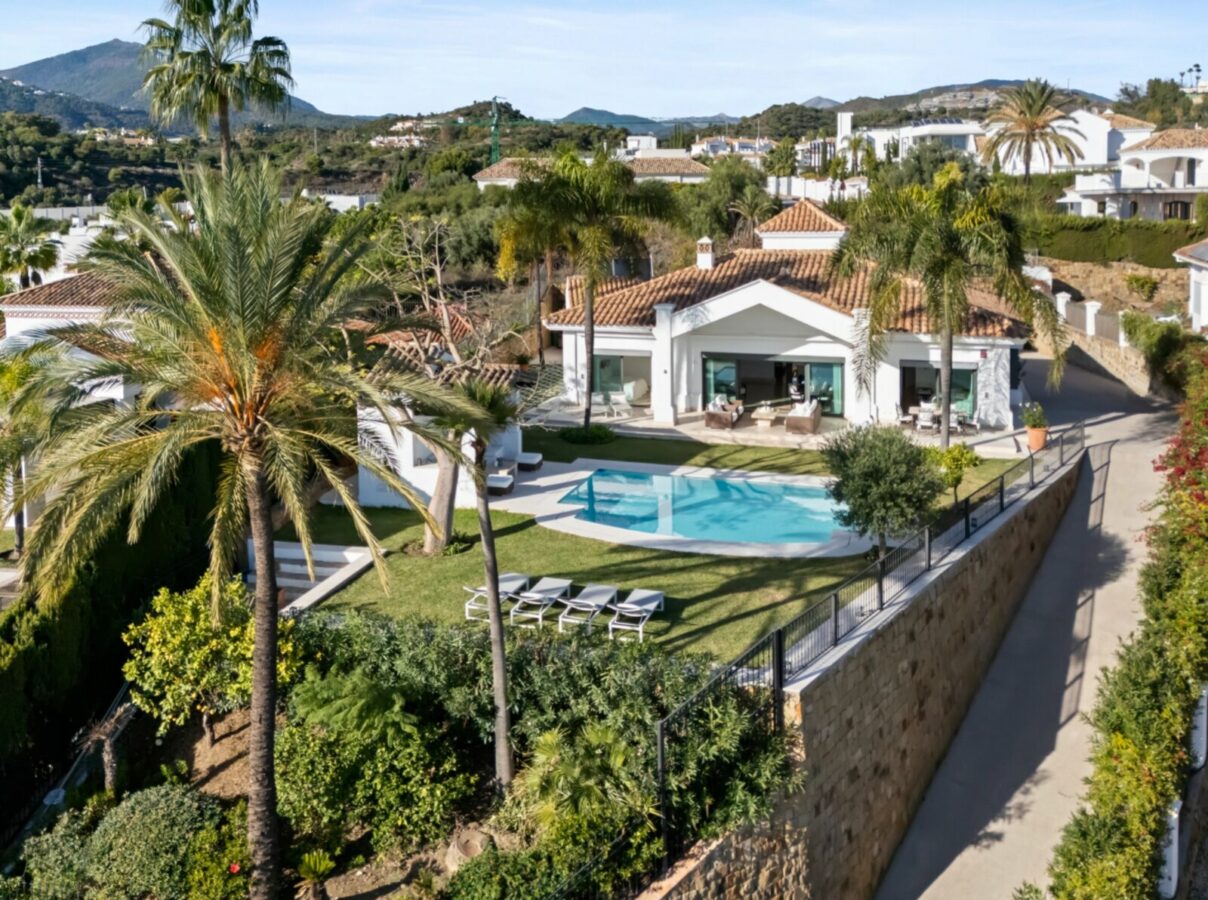 FOR SALE 🏡 Elevated Single-Level Villa with Sea Views, Mature Garden and Pool Pavilion – Haza del Conde, Nueva Andalucía 🇪🇸