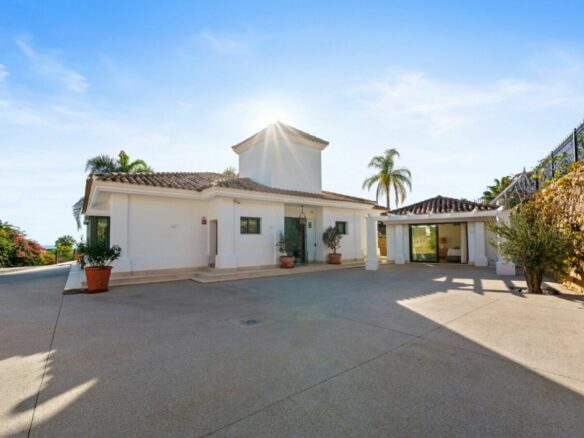 FOR SALE 🏡 Elevated Single-Level Villa with Sea Views, Mature Garden and Pool Pavilion – Haza del Conde, Nueva Andalucía 🇪🇸