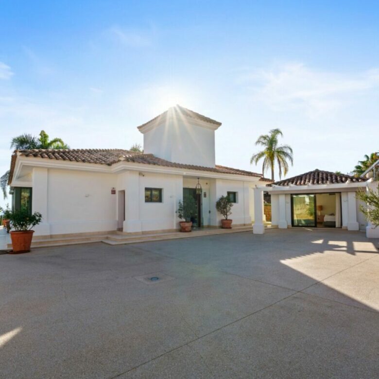 FOR SALE 🏡 Elevated Single-Level Villa with Sea Views, Mature Garden and Pool Pavilion – Haza del Conde, Nueva Andalucía 🇪🇸