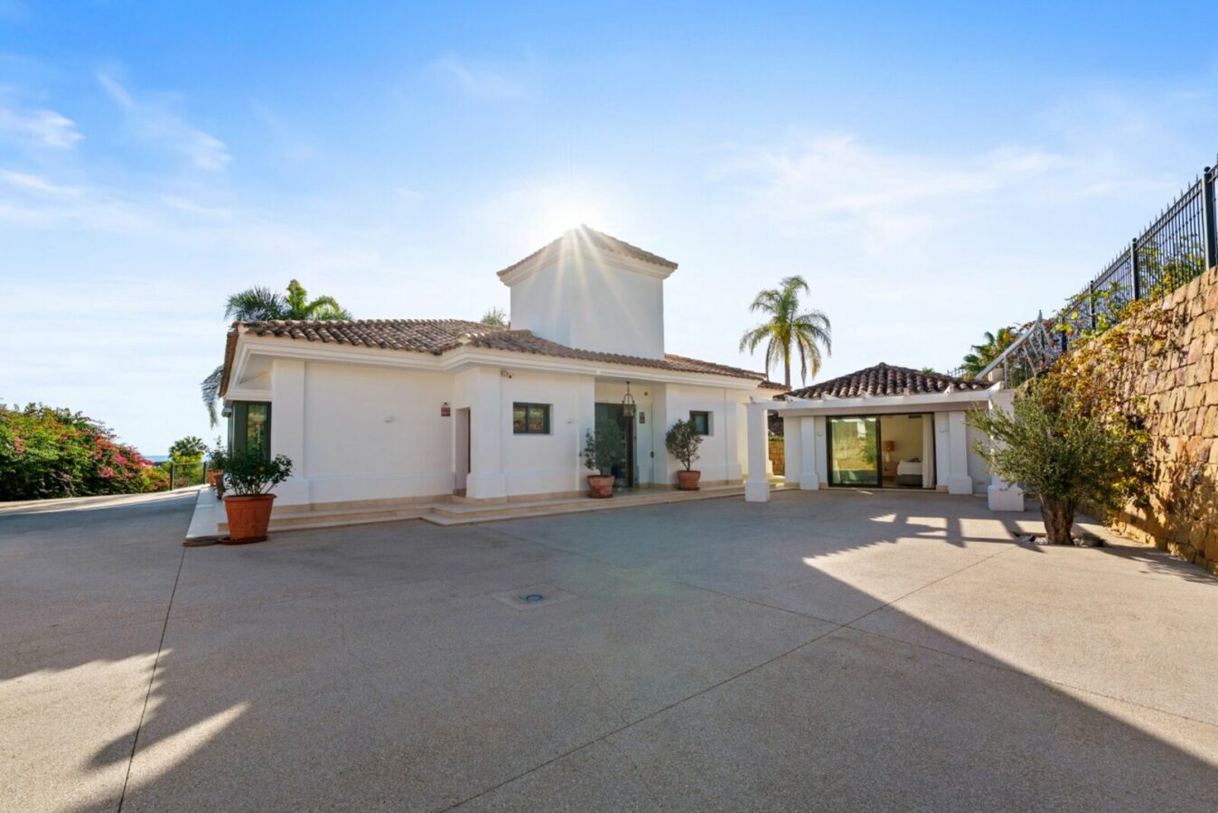 FOR SALE 🏡 Elevated Single-Level Villa with Sea Views, Mature Garden and Pool Pavilion – Haza del Conde, Nueva Andalucía 🇪🇸