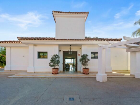 FOR SALE 🏡 Elevated Single-Level Villa with Sea Views, Mature Garden and Pool Pavilion – Haza del Conde, Nueva Andalucía 🇪🇸