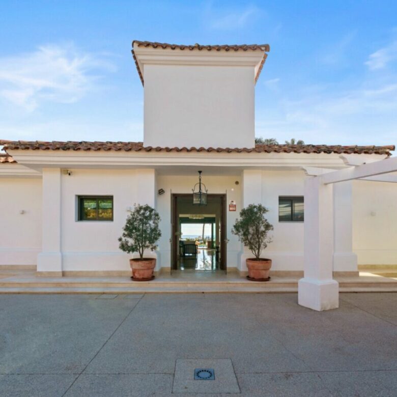 FOR SALE 🏡 Elevated Single-Level Villa with Sea Views, Mature Garden and Pool Pavilion – Haza del Conde, Nueva Andalucía 🇪🇸