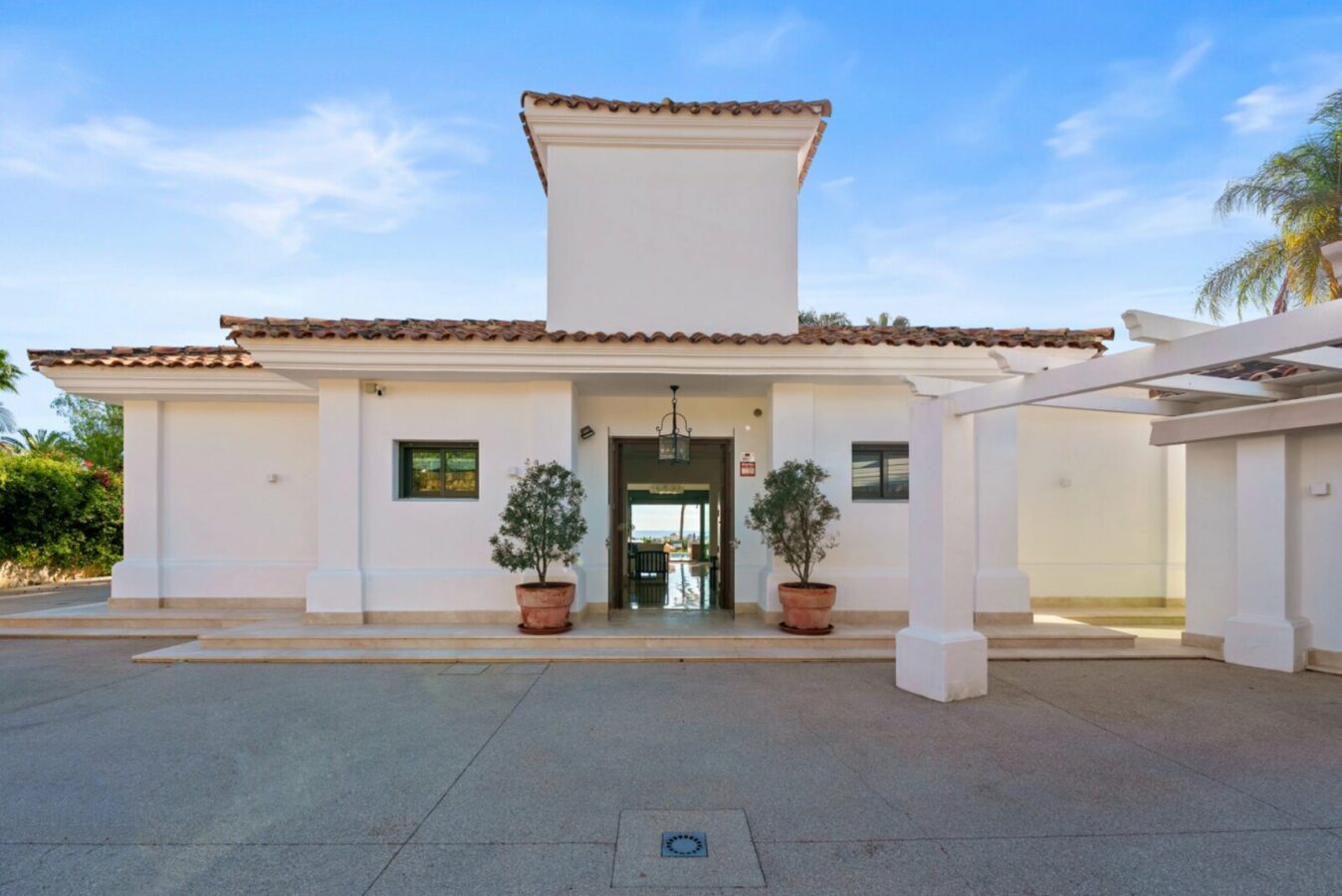FOR SALE 🏡 Elevated Single-Level Villa with Sea Views, Mature Garden and Pool Pavilion – Haza del Conde, Nueva Andalucía 🇪🇸