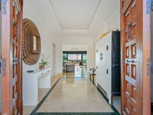 FOR SALE 🏡 Elevated Single-Level Villa with Sea Views, Mature Garden and Pool Pavilion – Haza del Conde, Nueva Andalucía 🇪🇸