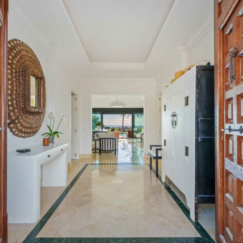 FOR SALE 🏡 Elevated Single-Level Villa with Sea Views, Mature Garden and Pool Pavilion – Haza del Conde, Nueva Andalucía 🇪🇸