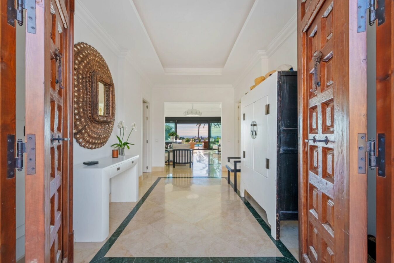 FOR SALE 🏡 Elevated Single-Level Villa with Sea Views, Mature Garden and Pool Pavilion – Haza del Conde, Nueva Andalucía 🇪🇸