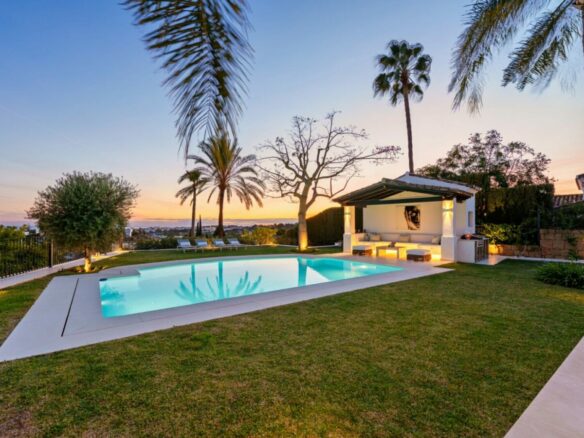 FOR SALE 🏡 Elevated Single-Level Villa with Sea Views, Mature Garden and Pool Pavilion – Haza del Conde, Nueva Andalucía 🇪🇸