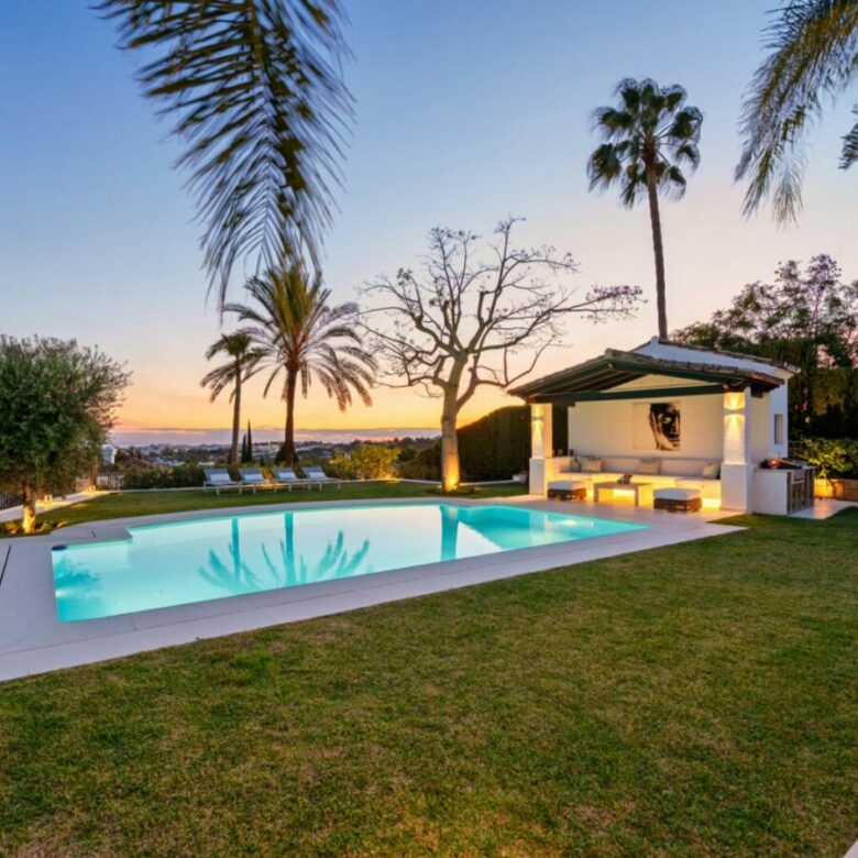 FOR SALE 🏡 Elevated Single-Level Villa with Sea Views, Mature Garden and Pool Pavilion – Haza del Conde, Nueva Andalucía 🇪🇸