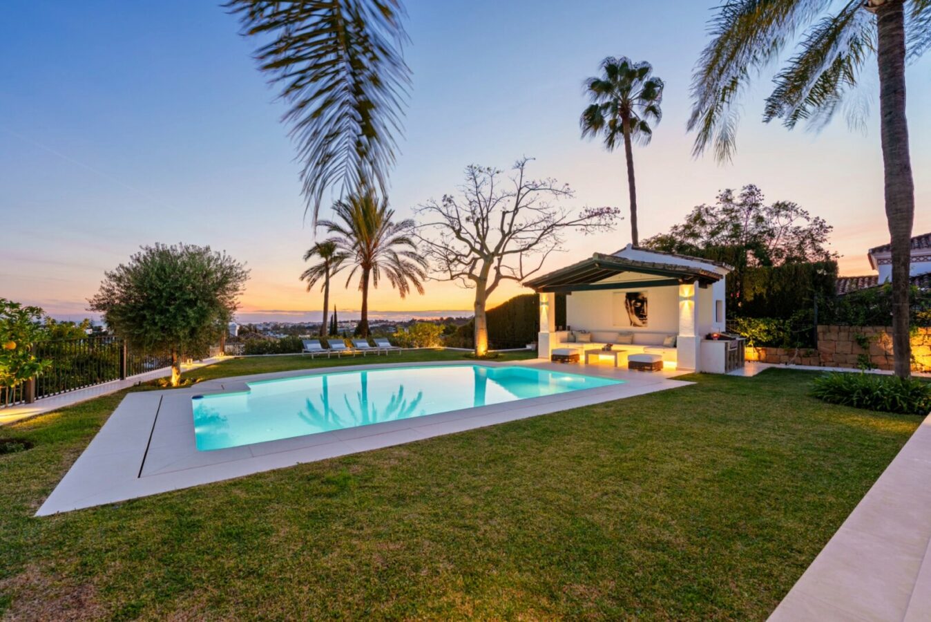FOR SALE 🏡 Elevated Single-Level Villa with Sea Views, Mature Garden and Pool Pavilion – Haza del Conde, Nueva Andalucía 🇪🇸